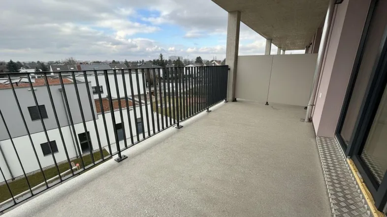 Geräumiger Balkon mit Blick auf die umliegenden Gebäude und die Nachbarschaft.