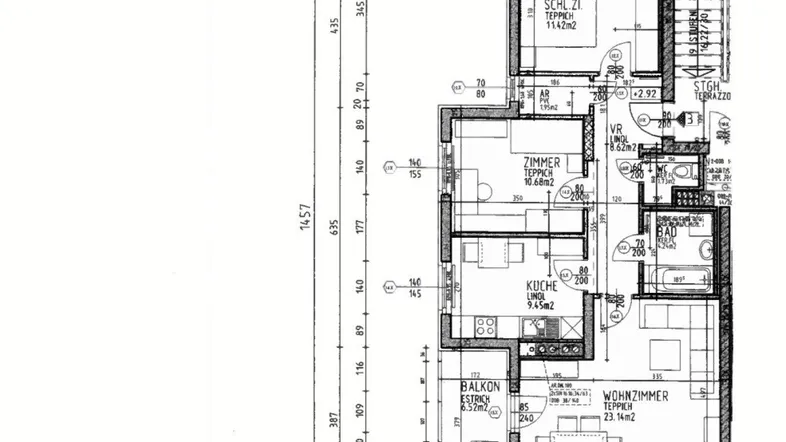Detaillierter Grundriss einer Wohnung mit Balkon, zwei Schlafzimmern, Bad und separatem WC.