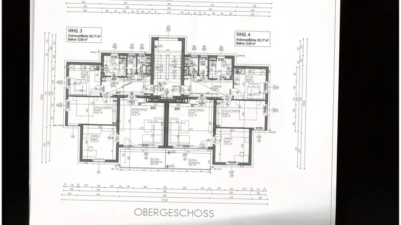 Grundriss des Obergeschosses mit zwei Wohnungen, jeweils mit Balkon, offenem Wohnbereich und zwei Bädern.