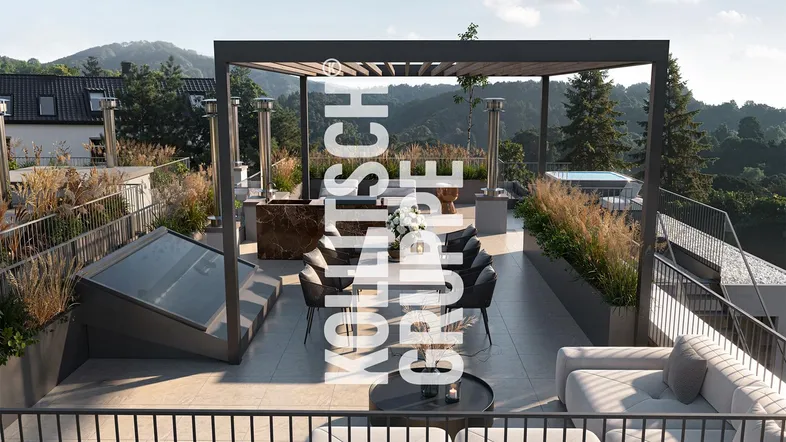 Geräumige Dachterrasse mit Essbereich, Lounge-Möbeln, Whirlpool und weitem Blick auf die grüne Umgebung.