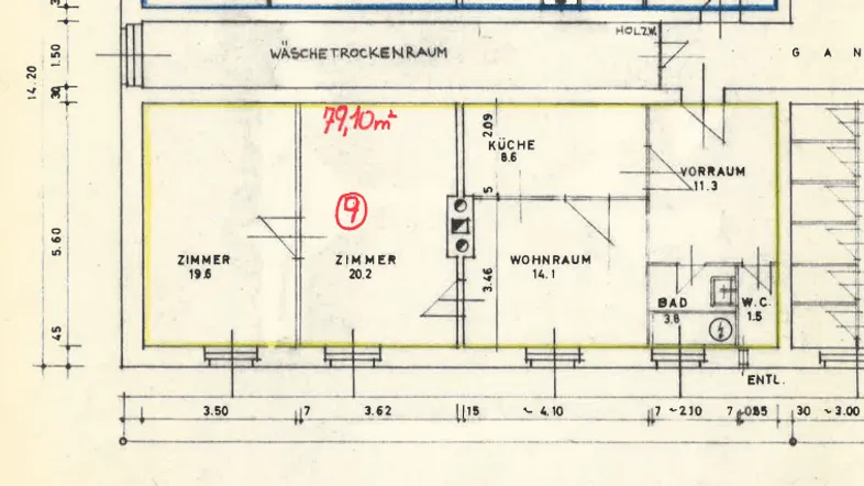 Grundrissplan einer Wohnung mit drei Zimmern, Küche, Bad und separatem WC.