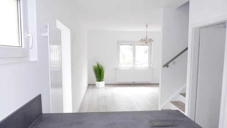 Küche mit Blick ins Wohn- /Esszimmer