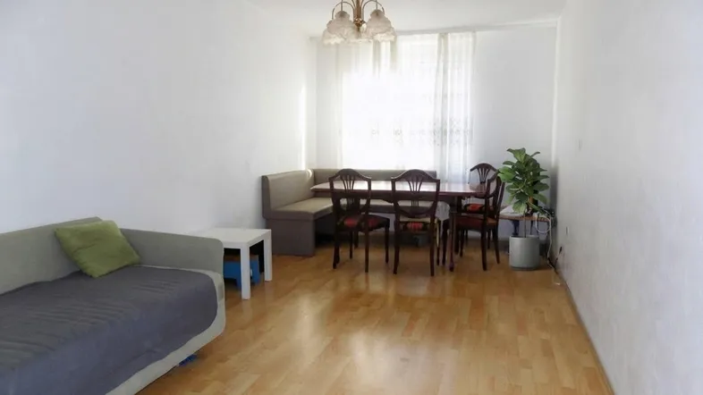 Zimmer straßenseitig