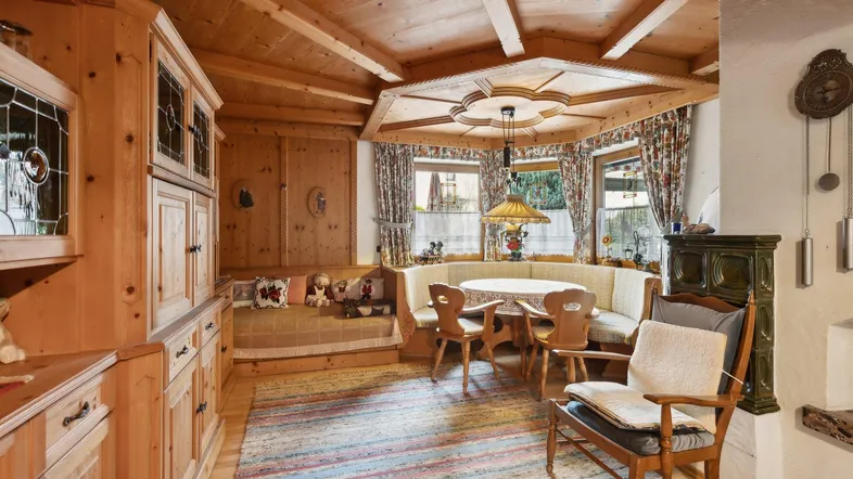 Tiroler Stube mit Kachelofen