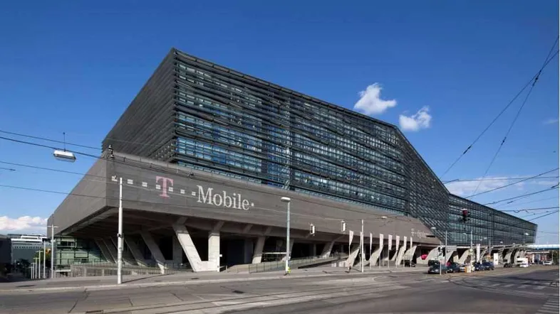 Modernes Bürogebäude mit markanter Architektur und Glasfassade an einer belebten Straße.