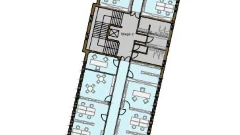 Langer, schmaler Büro-Grundriss mit vielen Einzelbüros und einigen Konferenzbereichen, strukturiert durch einen zentralen Flur und Treppenhaus.