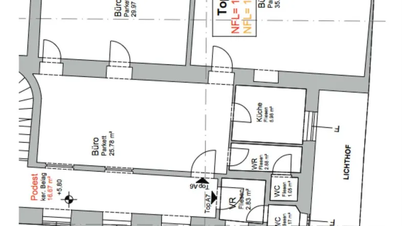 Grundrissplan einer Büroetage mit mehreren Räumen, Küchen und Sanitärbereichen.