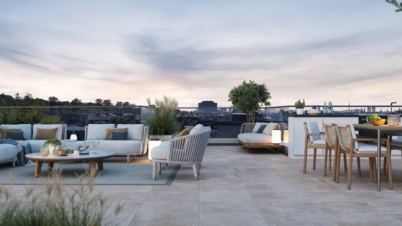 Geräumige Dachterrasse mit stilvollen Outdoor-Möbeln, Essbereich und integrierter Außenküche unter weitem Himmel.