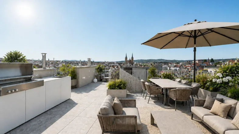Große Dachterrasse mit Essbereich, Lounge-Möbeln, Grillstation und weitem Stadtblick unter blauem Himmel.