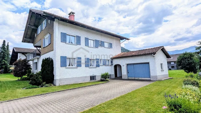 Einfahrt / Garage