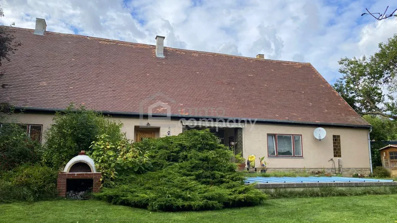 Ländliches Haus mit großem Garten, Rasenfläche, Pizzaofen und einem kleinen Pool.