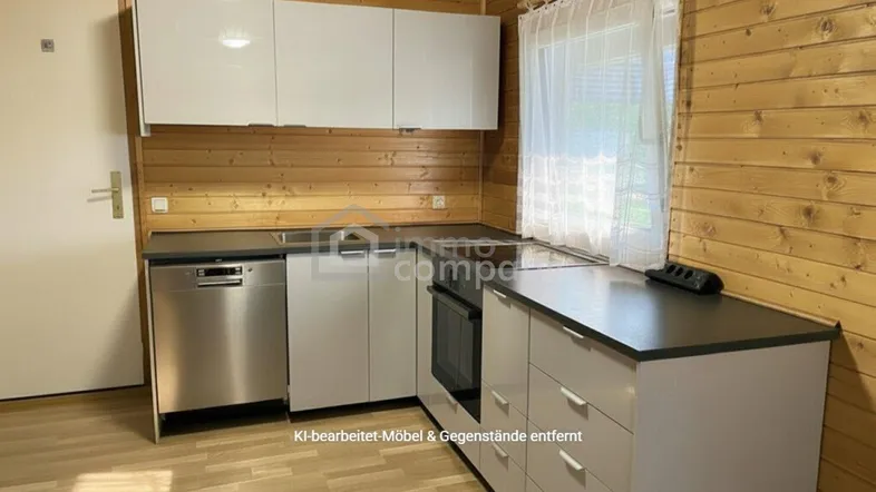Moderne Küche mit weißen Hochglanzschränken und integrierten Geräten, umgeben von Holzvertäfelung.