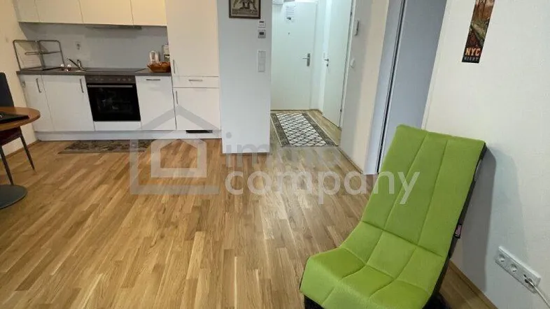 Heller offener Wohn- und Essbereich mit integrierter Küche und modernem Holzfußboden.