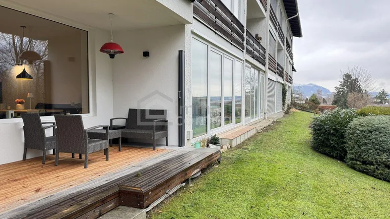 Großzügige Terrasse mit angrenzendem Rasenbereich und weitem Blick in die Landschaft.
