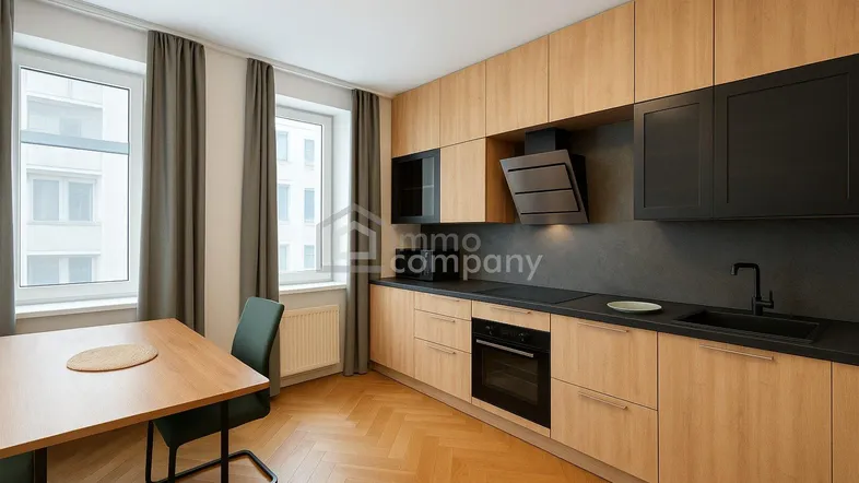 Moderne Küche mit hellen Holzschränken, dunklen Arbeitsplatten und integrierten Geräten, ergänzt durch einen Essbereich am Fenster.