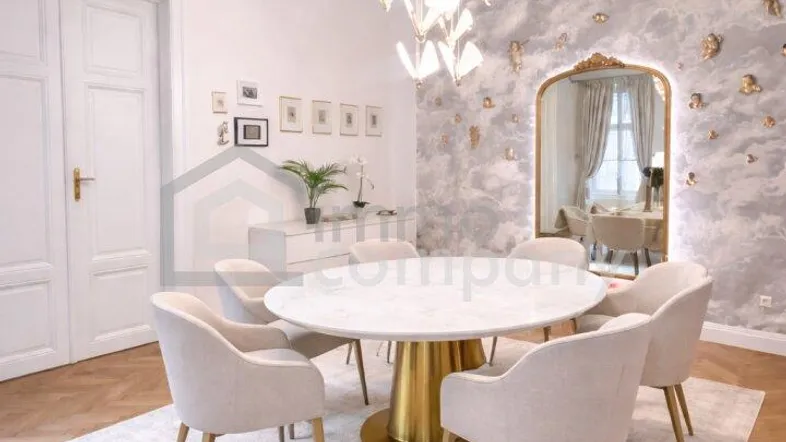 Eleganter Essbereich mit modernem Kronleuchter, Marmortisch und Fischgrätparkett.