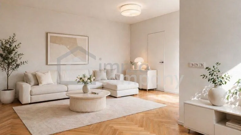 Helles, modernes Wohnzimmer mit elegantem Fischgrätparkett, bequemer Couch und dezenter Deckenbeleuchtung.