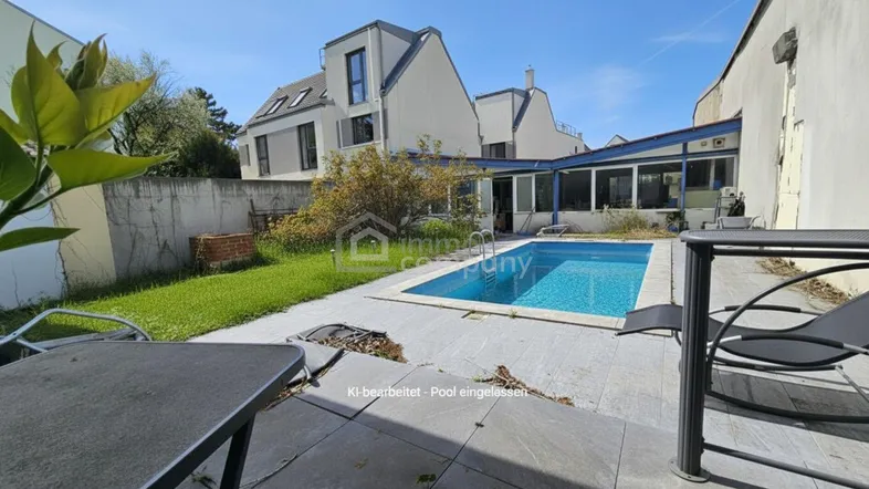 Ein gepflegter Gartenbereich mit einem eingelassenen Pool, umgeben von einer Terrasse und Sitzgelegenheiten.