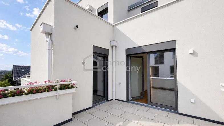 Helle Dachterrasse mit Fliesenboden und Blumenkasten, ideal für entspannte Stunden im Freien.