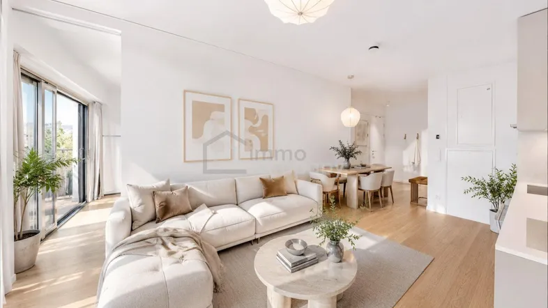 Heller, offener Wohn- und Essbereich mit modernem Design, Holzboden und Zugang zum Balkon.