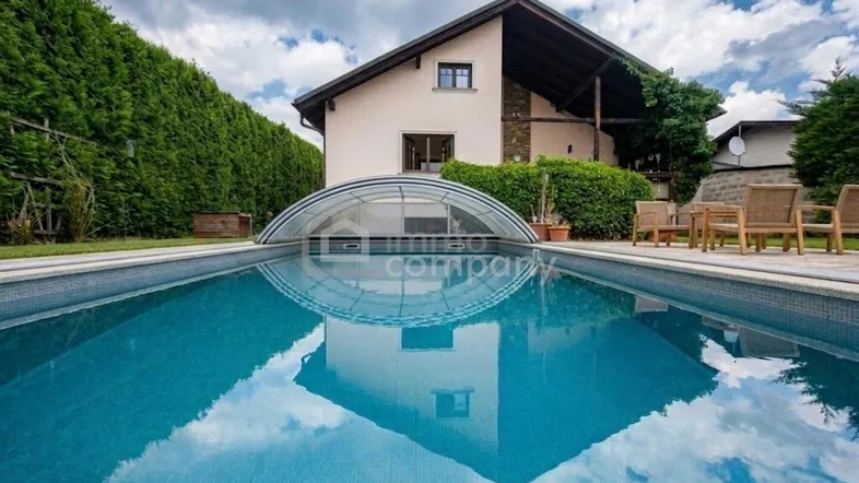 Poolansicht Garten KI-generiert