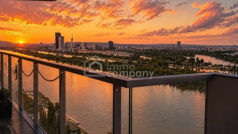 Atemberaubender Sonnenuntergang über der Stadt und dem Fluss, vom Balkon aus genossen.