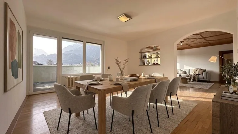 Heller Essbereich mit Holztisch, modernen Stühlen und Bergblick, offen zum Wohnzimmer.