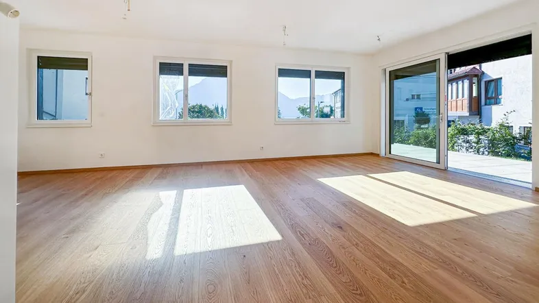 Wohnzimmer mit Ausgang auf die Terrasse