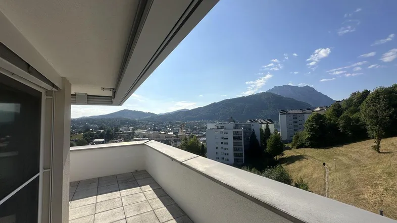 Weitläufige Terrasse mit Fliesenboden und beeindruckendem Blick auf die Berglandschaft.