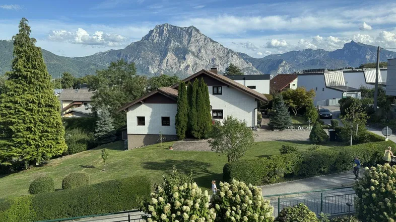 Großzügiges Anwesen mit Einfamilienhaus, weitläufigem Garten und beeindruckendem Bergblick.