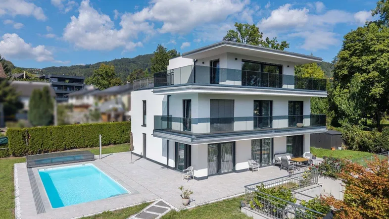 Moderne Villa mit Pool, großzügiger Terrasse und gepflegtem Garten in sonniger Lage.