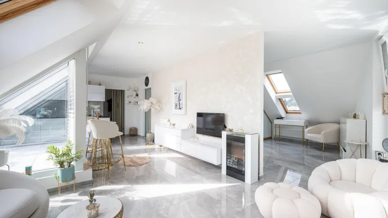 Helles, modernes Wohnzimmer mit Dachschrägen, großformatigen Fliesen und einem dekorativen Kamin.