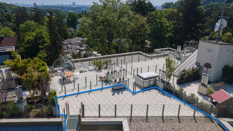 Weitläufige Dachterrasse mit Panoramablick und viel Platz für individuelle Gestaltung.