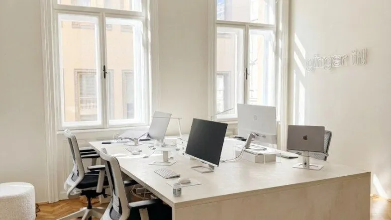Helles Büro mit mehreren Arbeitsplätzen, Fischgrätparkett und einer eleganten Stuckdecke.