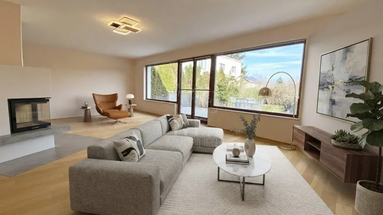 Helles Wohnzimmer mit großflächigen Fenstern, Kamin und modernem Design, ideal für Entspannung.
