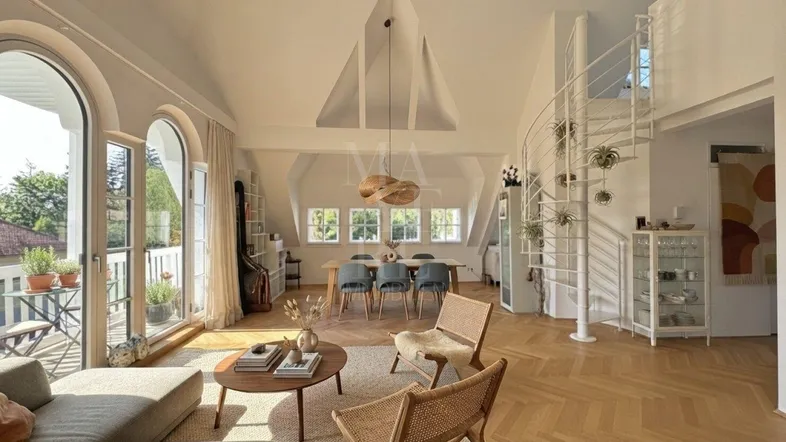 Helles, offenes Wohn-Esszimmer mit Fischgrätparkett, Wendeltreppe und Zugang zum Balkon.