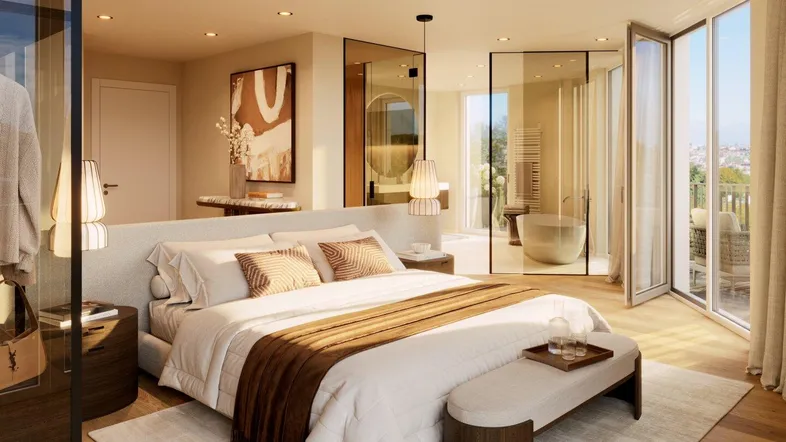 Helles Schlafzimmer mit Holzboden, raumhohen Fenstern und offenem Zugang zum modernen Badezimmer.