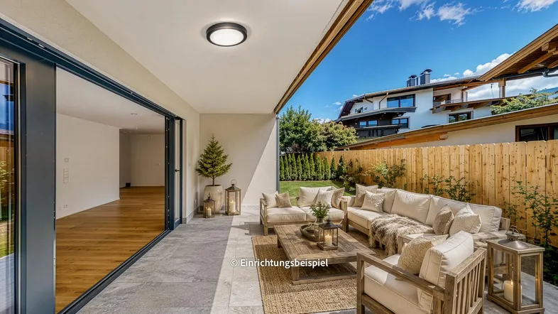 Großzügige Terrasse mit gemütlichen Gartenmöbeln und Blick auf den Garten, verbunden mit dem Innenbereich.