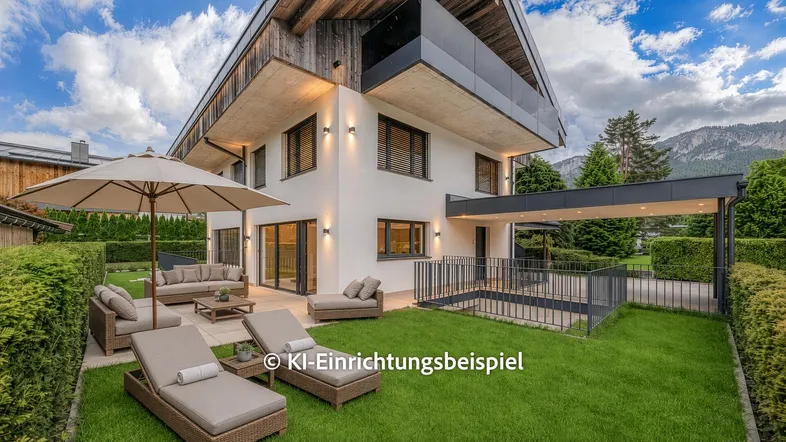 Modernes Haus mit großem Garten, möblierter Terrasse und Bergblick unter blauem Himmel.