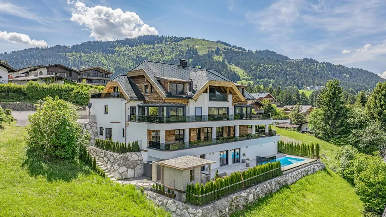 Luxuriöse Villa in den Bergen mit mehreren Terrassen, Pool und atemberaubendem Bergblick.