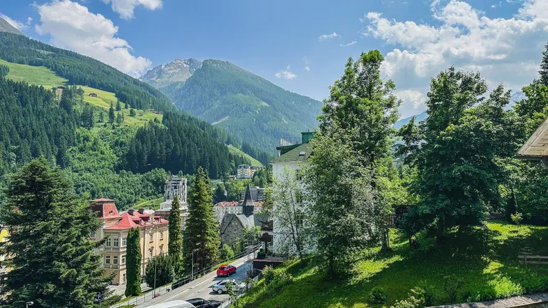 Panoramablick auf die umliegende Berglandschaft und das charmante Städtchen mit seinen Gebäuden.