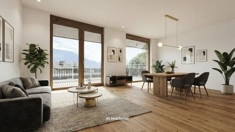 Heller, offener Wohn-Essbereich mit Holzboden, großen Fenstern und Bergblick, modern eingerichtet.