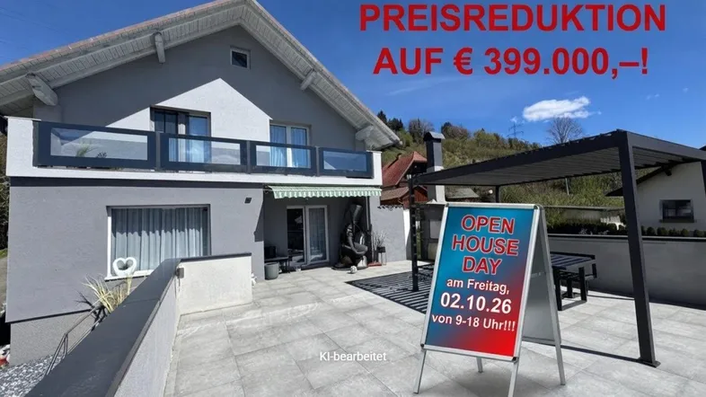 Große gepflasterte Terrasse mit Pergola und Blick auf das Haus, inklusive Hinweisschild.