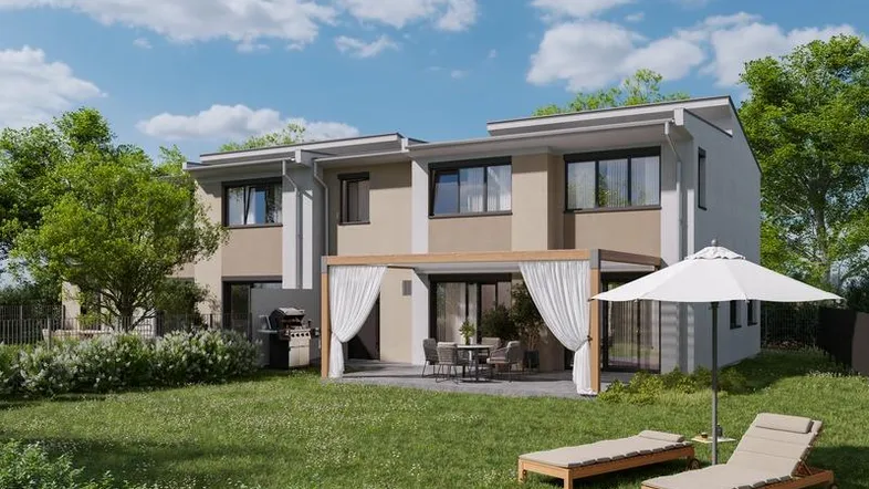 Modernes Reihenhaus mit großem Garten, überdachter Terrasse und Liegestühlen für entspannte Stunden im Freien.
