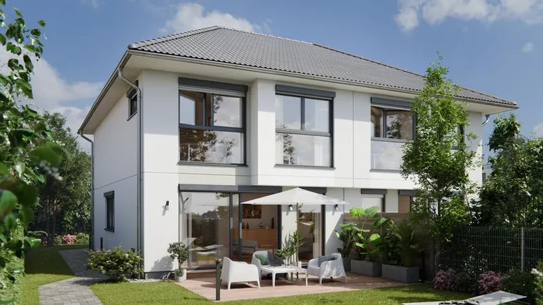 Modernes Doppelhaus mit großer Terrasse, gepflegtem Garten und Rollläden an den Fenstern.