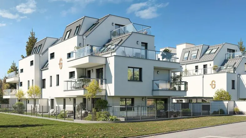 Moderne Wohngebäude mit weißer Fassade, großen Fenstern, Balkonen und Dachterrassen in grüner Umgebung.
