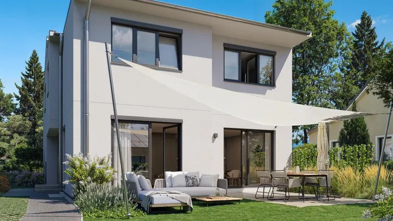 Modernes Einfamilienhaus mit gepflegtem Garten, großer Terrasse und Sonnensegel für entspannte Stunden im Freien.