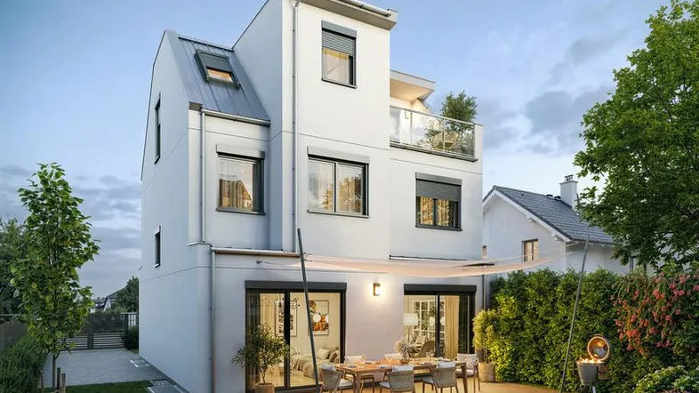 Moderne Doppelhaushälfte mit Garten, großer Terrasse und Balkon im Obergeschoss.