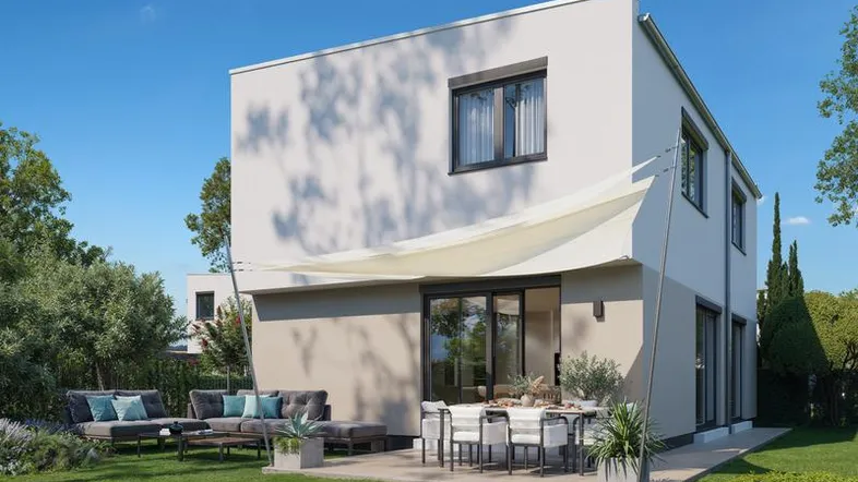 Moderne Hausfassade mit großer möblierter Terrasse, Sonnensegel und gepflegtem Gartenbereich.