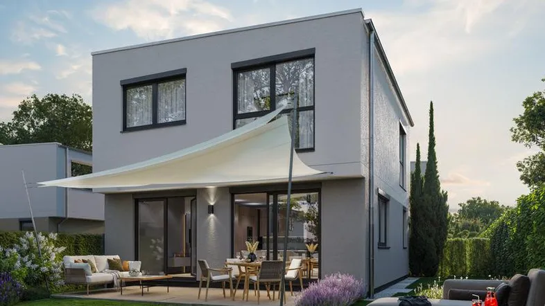Modernes Reihenhaus mit gepflegtem Garten, großer Terrasse und Sonnensegel für entspannte Stunden.